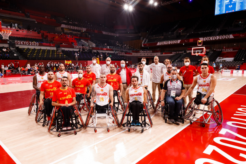 Miquel Iceta, junto a la selección española de baloncesto en silla