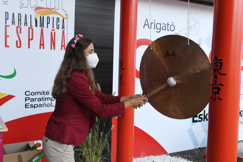 Sara Martínez toca el gong a su llegada a Casa Paralímpica de España