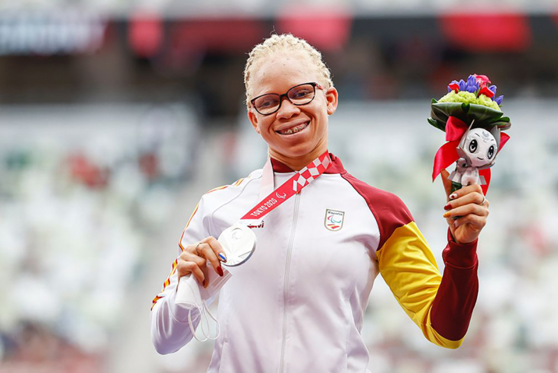 Adiaratou Iglesias con su medalla de plata de los 400 metros