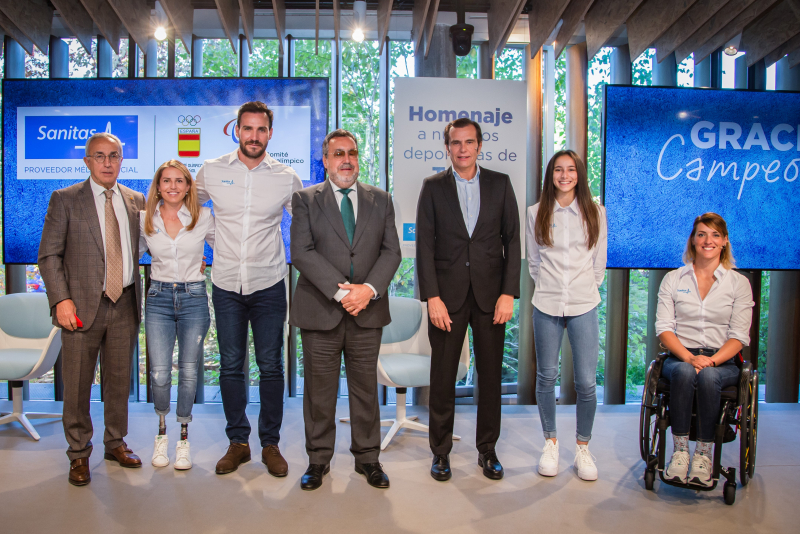 Foto de familia, con deportistas y autoridades