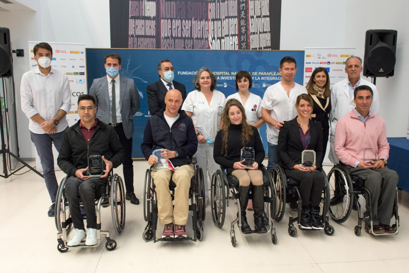 Foto de familia con deportistas, autoridades y personal del centro