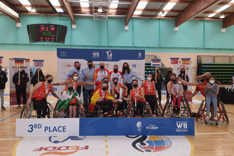 Foto de la selección en el podio, con la medalla de bronce