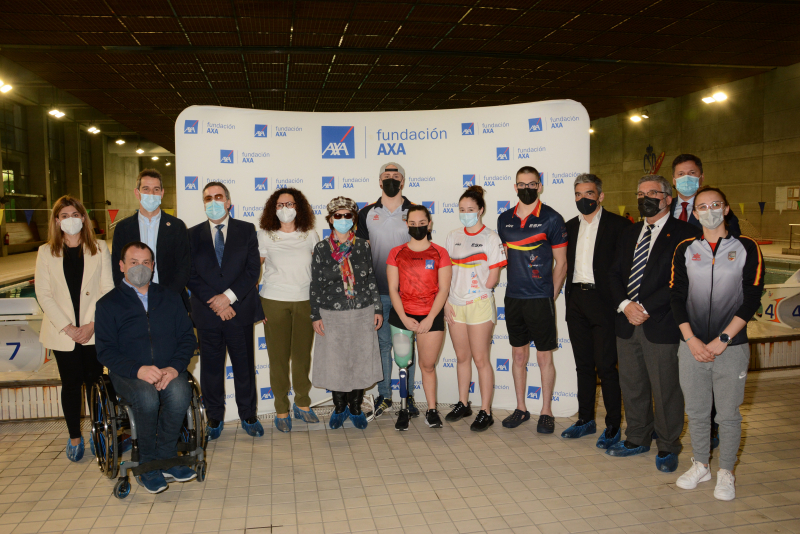 Foto de todos los participantes en la presentación, autoridades y deportistas