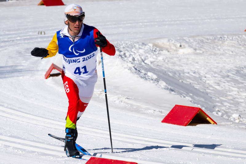 Pol Makuri durante la clásica de 20km de esquí de fondo en JJPP Pekín 2022. Ralf Kuckuck