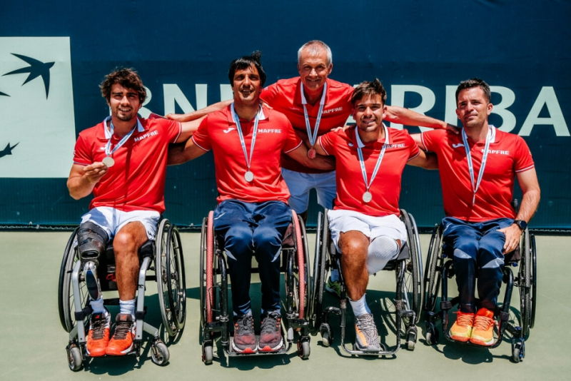 El equipo español con la medalla de plata. Foto: Mathilde Dusol | ITF.