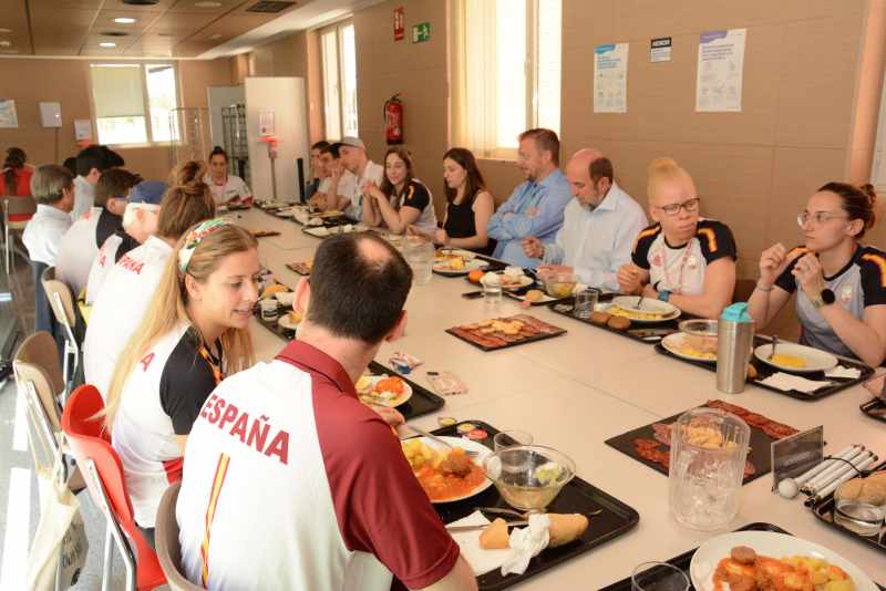 Deportistas comiendo en la Residencia Blume del Centro de Alto Rendimiento