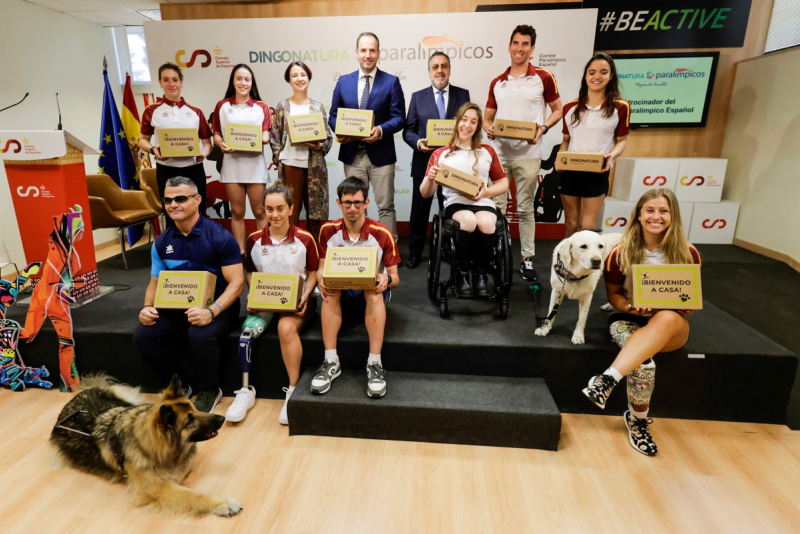 Foto de familia con autoridades y deportistas