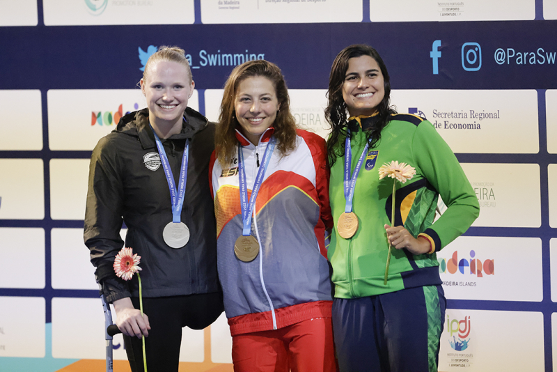 Nuria, en el podio con la medalla de oro