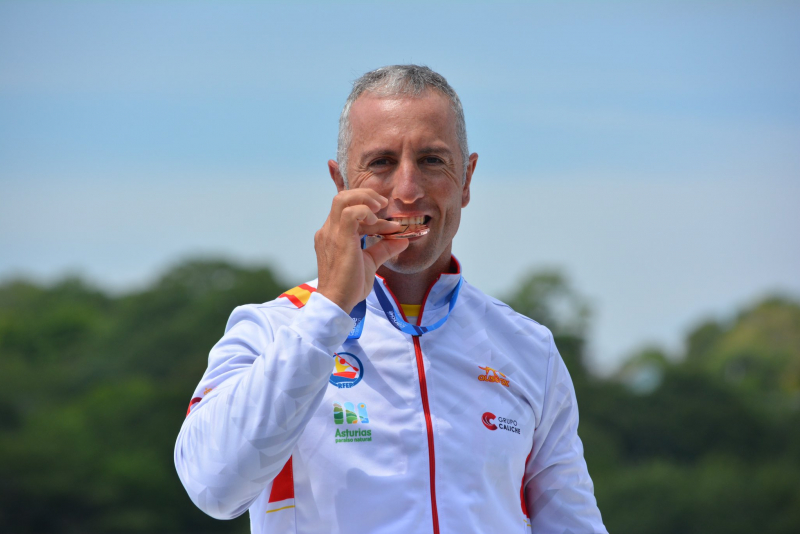 Juan Valle muerde la medalla en el podio