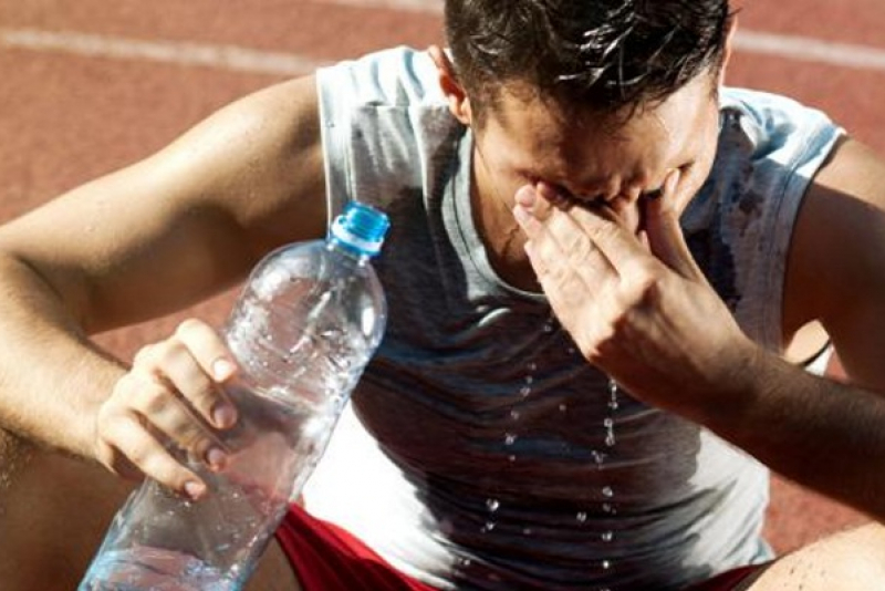 Deportista con una botella de agua