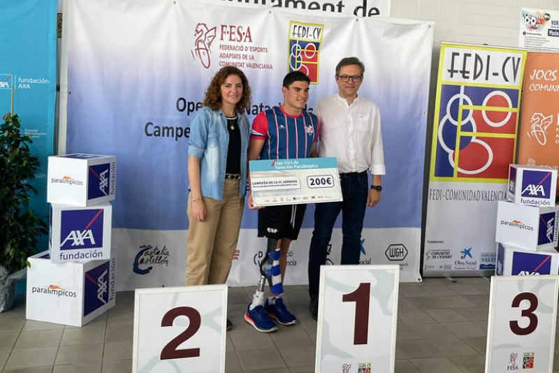 Jacobo recibe el cheque como ganador de la prueba