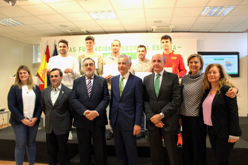 Foto de familia tras la entrega de las becas