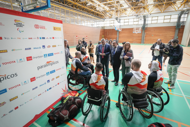 Uribes y Carballeda, junto a los jugadores de la selección de baloncesto en silla