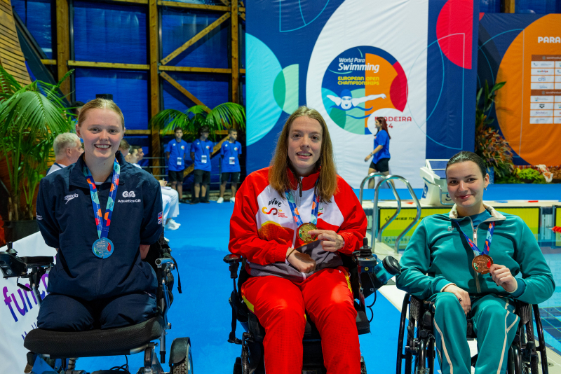 Marta Fernández posando con la medalla