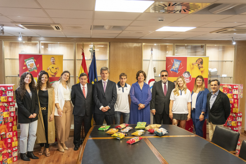 Foto de familia, con integrantes de Risi, CPE y deportistas