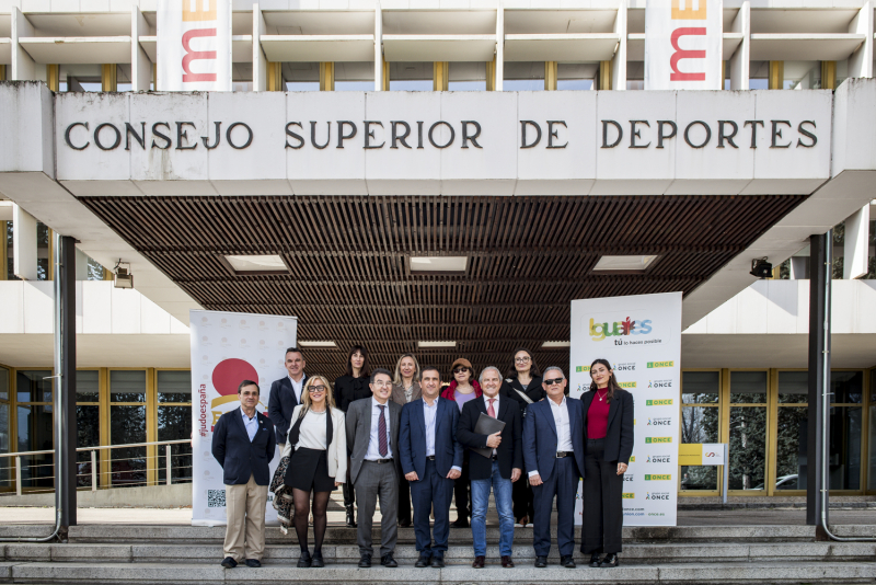 Foto de familia tras la firma del acuerdo