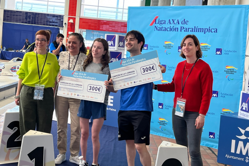 Los ganadores, en el podio final, junto a las autoridades