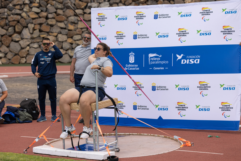 Atleta probando la silla de lanzamientos