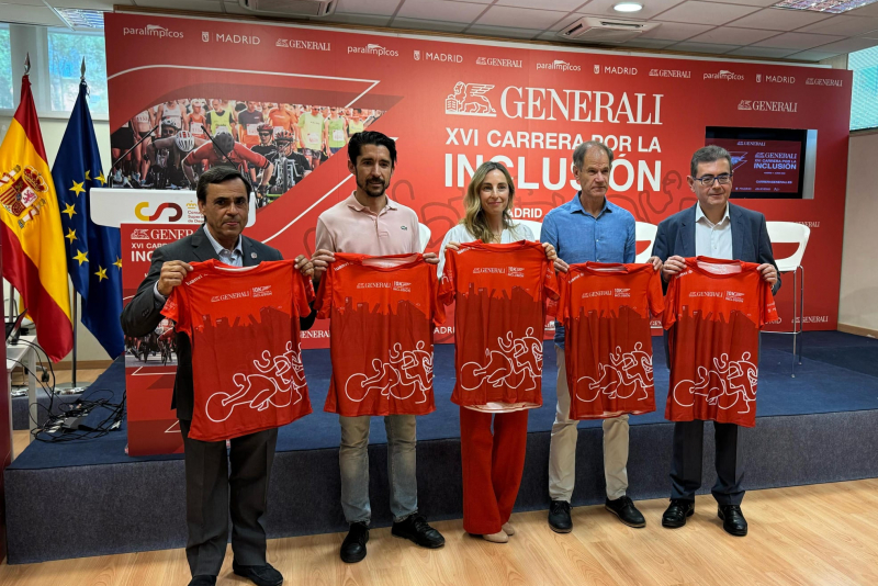 Momento de la presentación, con los ponentes mostrando la camiseta conmemorativa