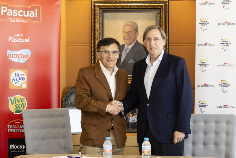 Alberto Durán y Tomás Pascual se dan un apretón de manos tras la firma