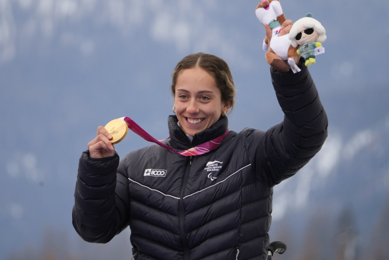 Audrey Pascual con la medalla de oro de la combinada alpina