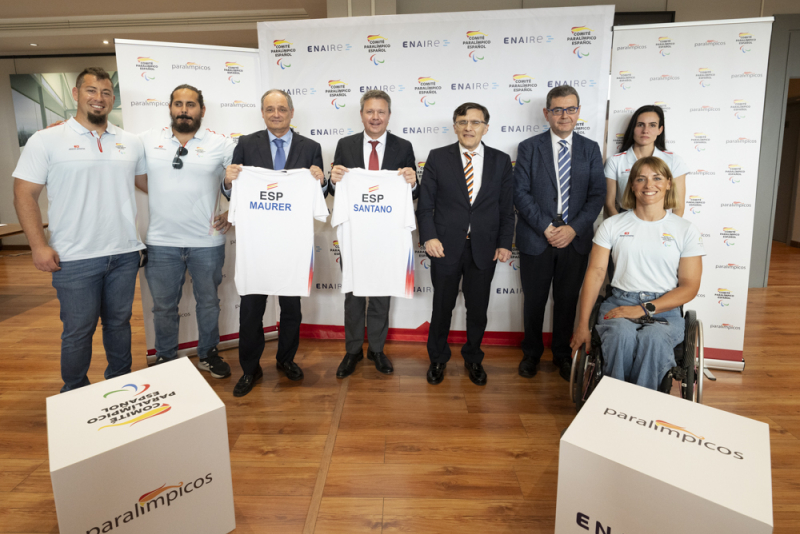 Foto de familia tras la firma