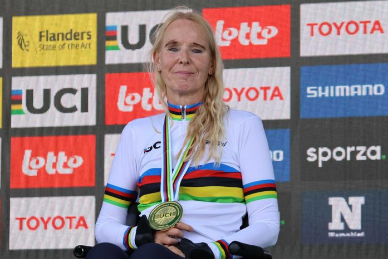 Manuela Vos con la medalla de oro del mundial