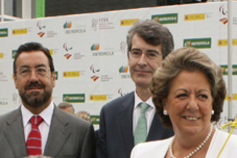 Rita Berber&#225;, Miguel Carballeda y Fernando Becker, durante el acto de entrga