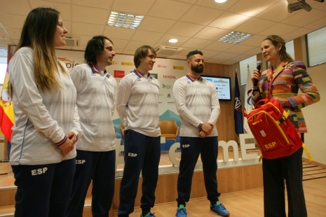 Imagen de Astrid Fina, Jon Santacana, Miguel Galindo y Víctor González, con la Infanta Elena en el acto de despedida al Equipo Paralímpico Español Pyeongchang 2018.