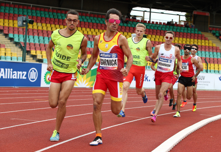 Manuel Garnica, durante la prueba de 1500 T11 en la que se proclamó subcampeón de Europa en Berlín.