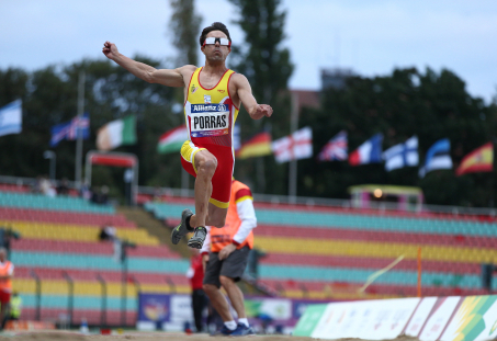 Xavi Porras, en el salto que le dio la medalla de bronce en el Europeo de Berlín.
