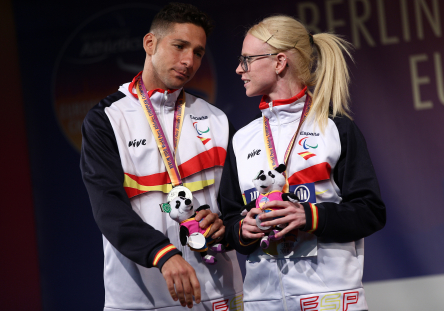 Melany Berges, junto a su guía, Sergio Sánchez , con la medalla de plata conquistada en el Europeo de Berlín.