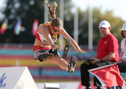 Uno de los saltos de Desirée Vila en la prueba de Longitud T63 en el Europeo de Berlín. de Berlín