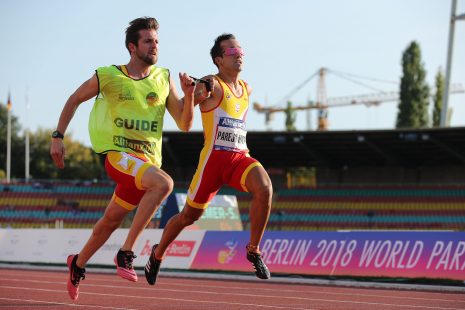 Entrada en meta de Martín Parejo como subcampeón de Europa en la prueba de 100 metros T11 en Berlín.