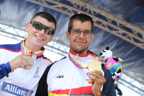 Lorenzo Albaladejo luce su medalla de oro en la prueba de 400 metros T38 del Campeonato de Europa Berlín 2018.