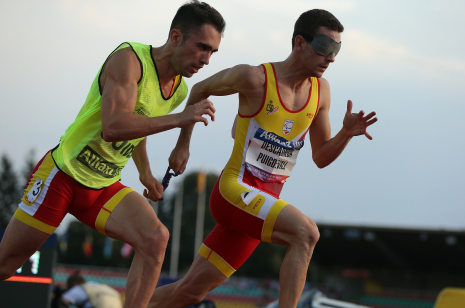 Momento de la prueba de 400 metros T11, donde Gerard Descarrega se proclamó campeón de Europa junto a su guía Guillermo Rojo.