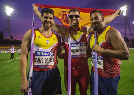 De izquierda a derecha, Salvador Cano, Héctor Cabrera y Kim López, tras la prueba de lanzamiento de Jabalina en el Europeo de Berlín.