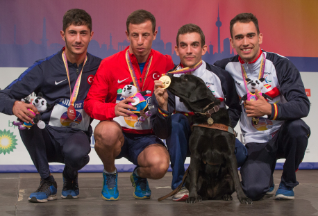 Gerard Descarrega y su guía Guillermo Rojo, en el podio con la medalla de oro de los 400 metros T11 del Europeo Berlín 2018.