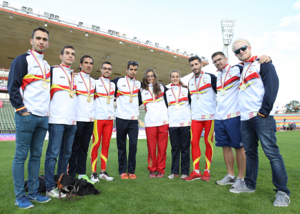 Atletas españoles posan con su medalla de oro en el Campeonato de Europa disputado en Berlín en 2018.