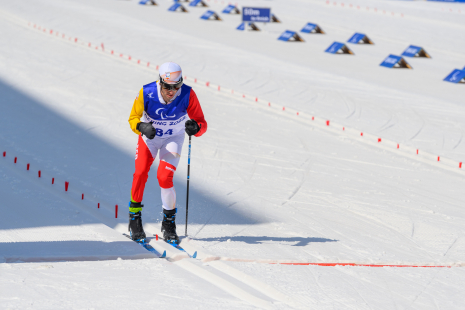 Pol Makuri llegando a la meta de la competición de sprint de esquí nórdico en los JJPP Pekín 2022 © Oliver Kremer 2022