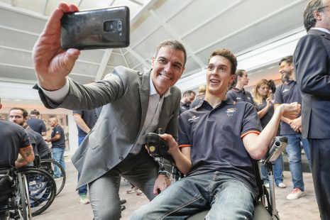 El presidente del Gobierno, Pedro Sánchez haciéndose un selfie con deportistas paralímpicos