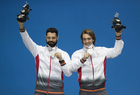 Imagen de Jon Santacana y Miguel Galindo reciben su medalla de plata en supercombinada en Pyeongchang 2018