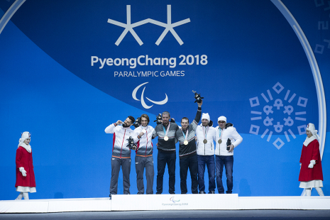 Imagen de Jon Santacana y Miguel Galindo reciben su medalla de plata en supercombinada en Pyeongchang 2018