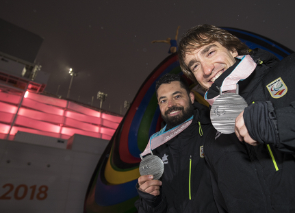 Imagen de Jon Santacana y Miguel Galindo reciben su medalla de plata en supercombinada en Pyeongchang 2018