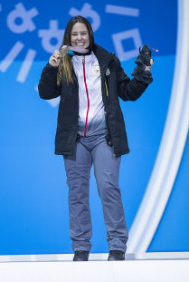 Imagen de Astrid Fina recoge su medalla de bronce en snowboard cross durante los Juegos Paralímpicos de Pyeongchang 2018.