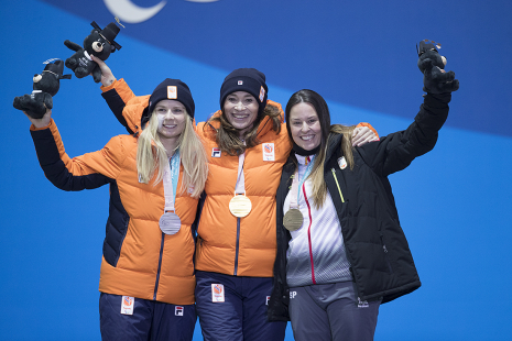 Imagen de Astrid Fina recoge su medalla de bronce en snowboard cross durante los Juegos Paralímpicos de Pyeongchang 2018.