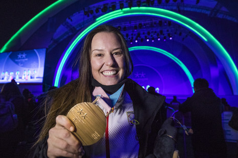 Imagen de Astrid Fina recoge su medalla de bronce en snowboard cross durante los Juegos Paralímpicos de Pyeongchang 2018.