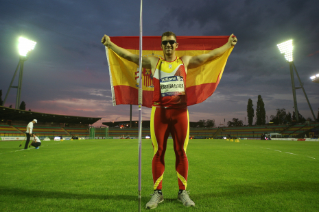 Héctor Cabrera posa con su jabalina y la bandera de España tras conquistar el título de campeón de Europa.