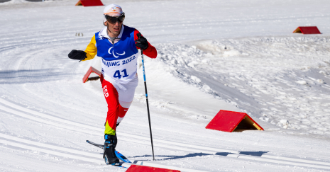 Pol Makuri durante la clásica de 20km de esquí de fondo en JJPP Pekín 2022. Ralf Kuckuck