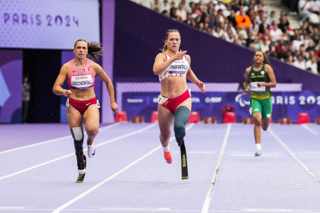 Fiona Pinar en la ronda 1 mujeres 200M - T64